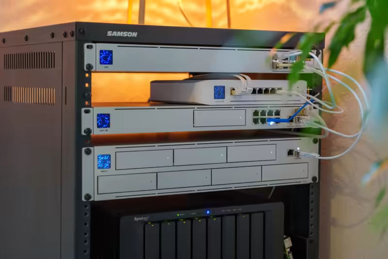 UniFi rack & UNAS Pro.